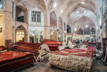 Tabriz Carpet Bazaar-WikiRug.jpg