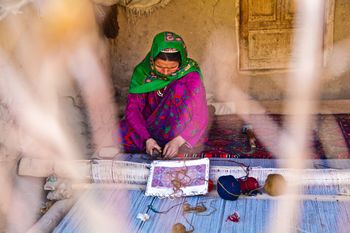 Carpet Weaving-Rada Akbar-WikiRug.jpg