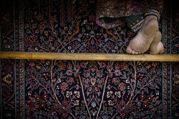 Carpet Weaving-Fatemeh Abedi-WikiRug.jpg