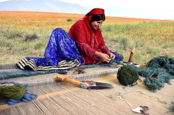 Carpet Weaving1-Raziyeh Rajabi-WikiRug.jpg